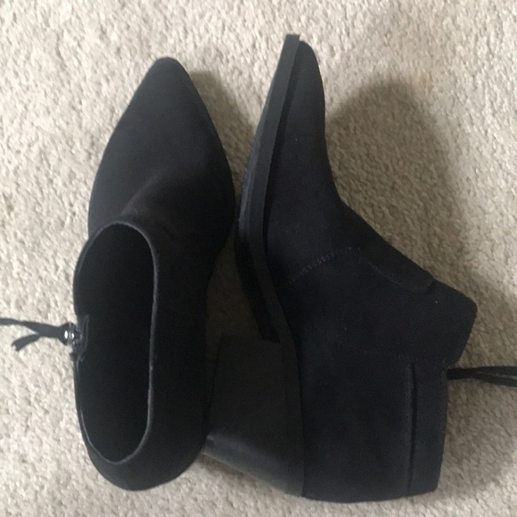 American Eagle Black Faux Suede Side Zip with Tassel Pointed Toe Ankle Boots-9 - Picture 2 of 8